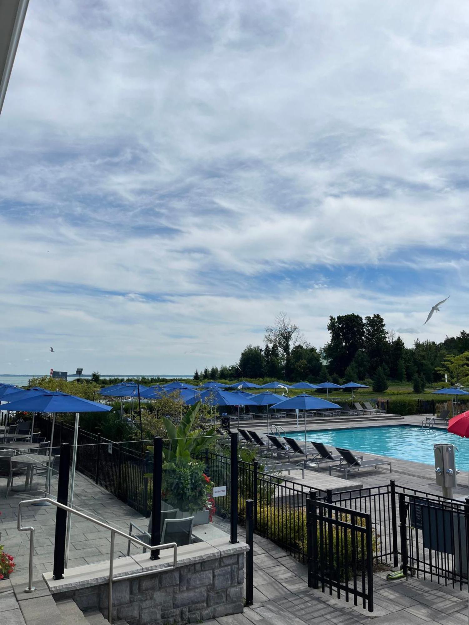 Stunning Stayz At Friday Harbour Beach Marina Resort Lake Simcoe Innisfil Exterior foto